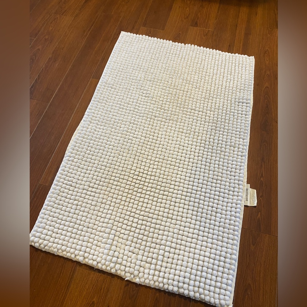 Hotel Vendome white bath mat rug